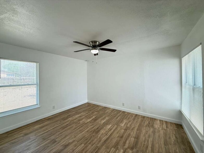 Building Photo - 339 Brettonwood Dr