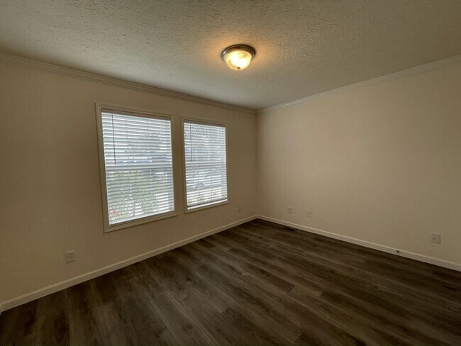 Building Photo - 491 Hillcrest Ln