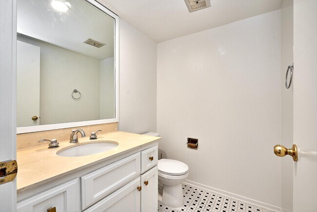 Building Photo - 28026 Ridgecove Ct N