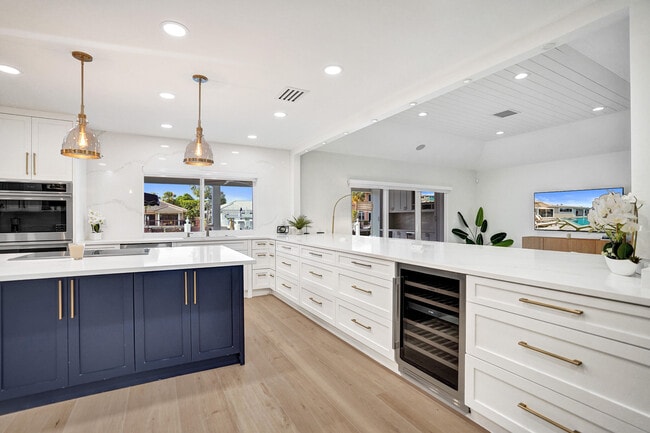 Building Photo - 885 Nafa Dr