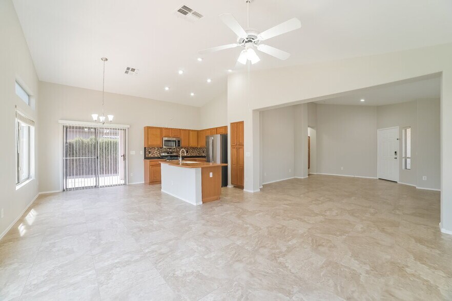 Building Photo - 3556 W Warren Ln