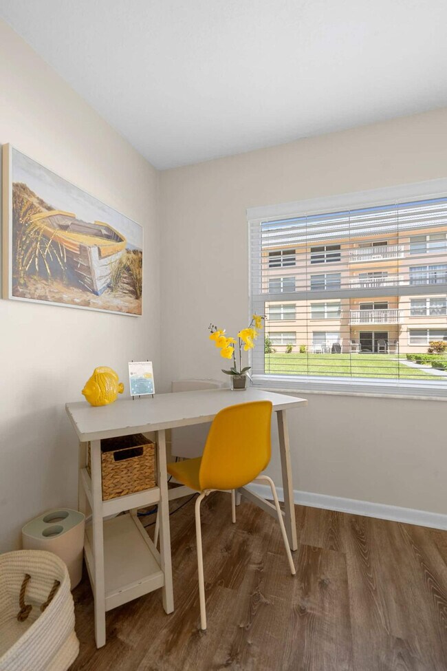 Building Photo - 10 Sunflower St