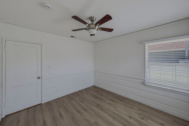 Building Photo - 8339 Kenyon Ave