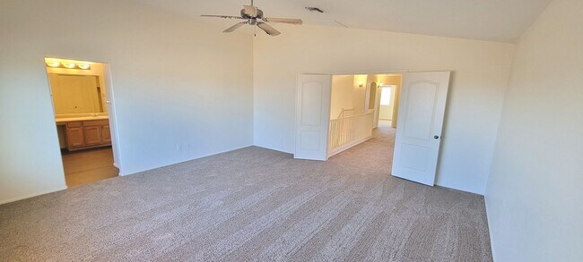 Building Photo - Circle Cross