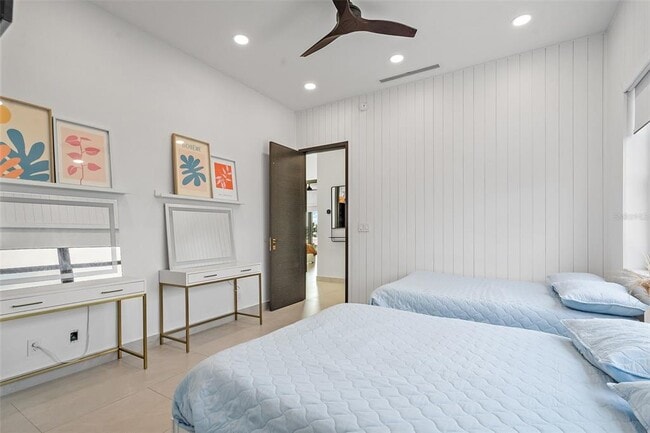 Building Photo - 585 Dolphin Ave SE