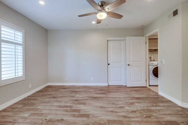 Building Photo - 6960 Golfcrest Dr