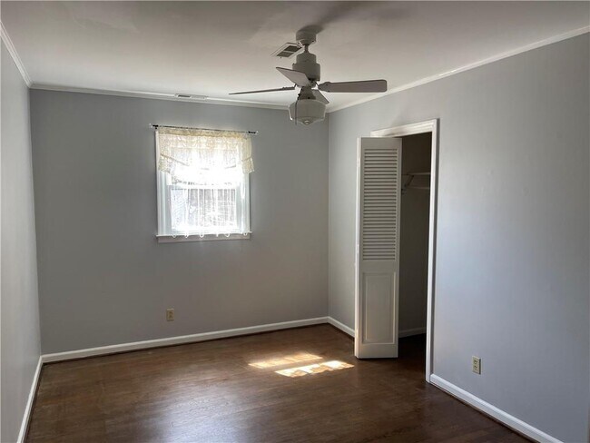 Building Photo - 119 Woodlawn Dr NE