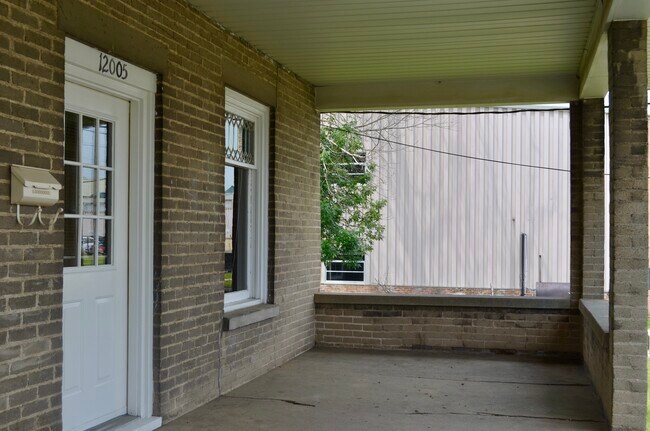Building Photo - Fourth Street