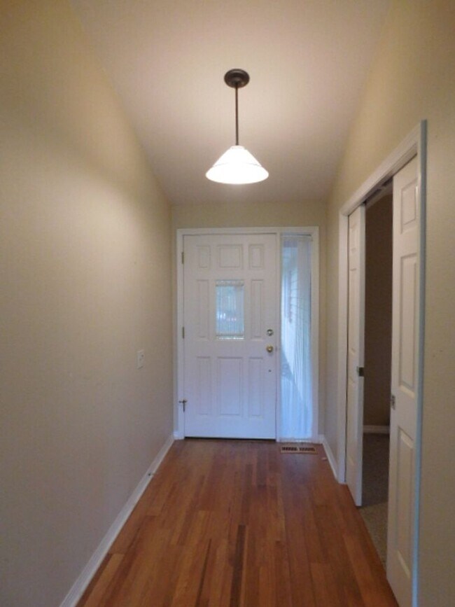 Building Photo - 3Bd/2Ba Single Story Home-For viewing!