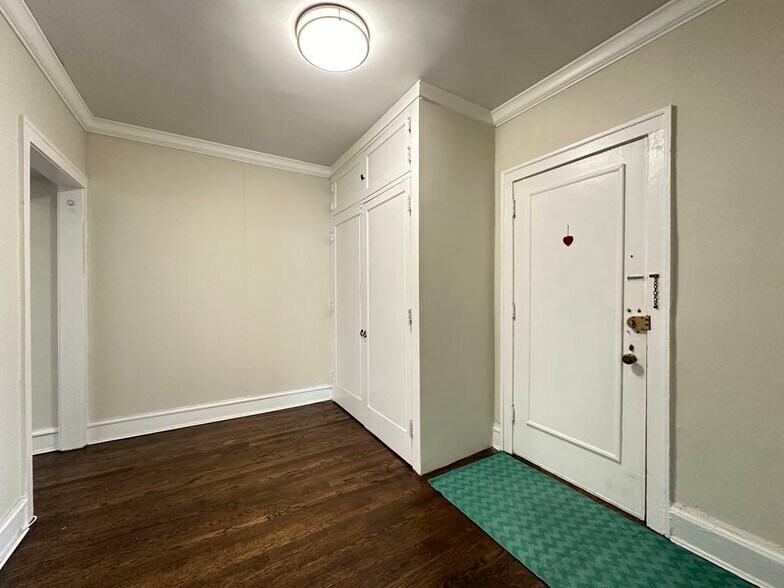 Building Photo - 327 Kedzie St