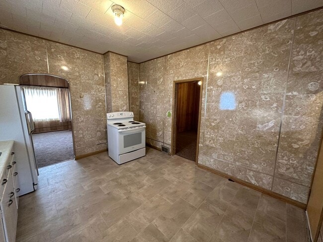 Building Photo - Cute Helper Rental