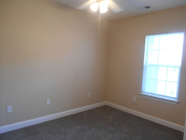 Building Photo - 3 bedroom, 2 bath condo at Fountain Pointe