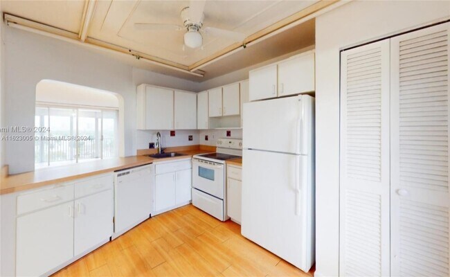 Building Photo - 1780 NE 191st St