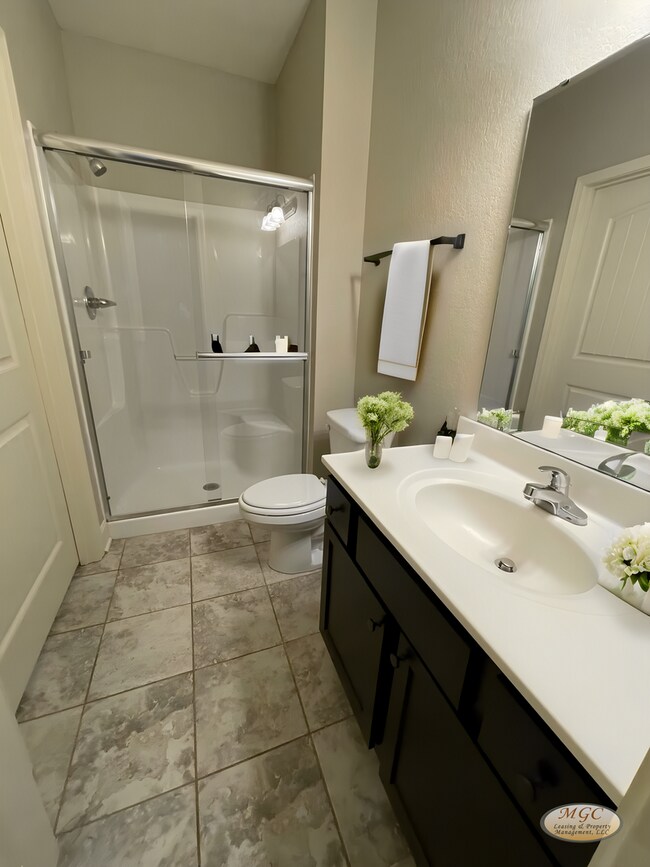 Building Photo - EAGLE CREEK LUXURY TOWNHOME READY FOR YOUR...