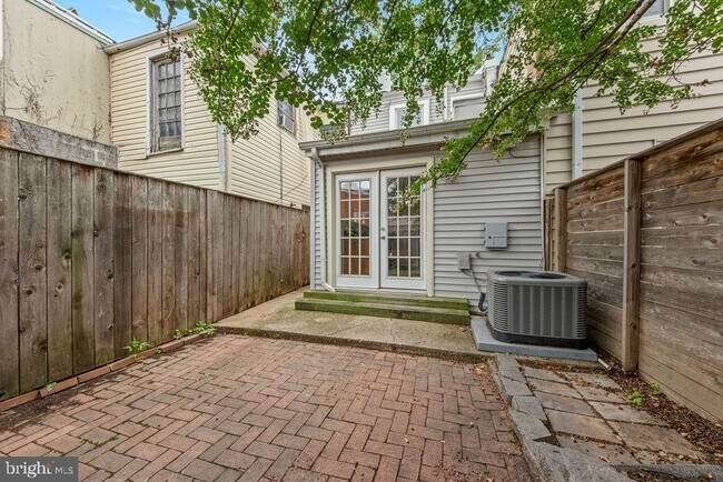Building Photo - 1124 C St NE