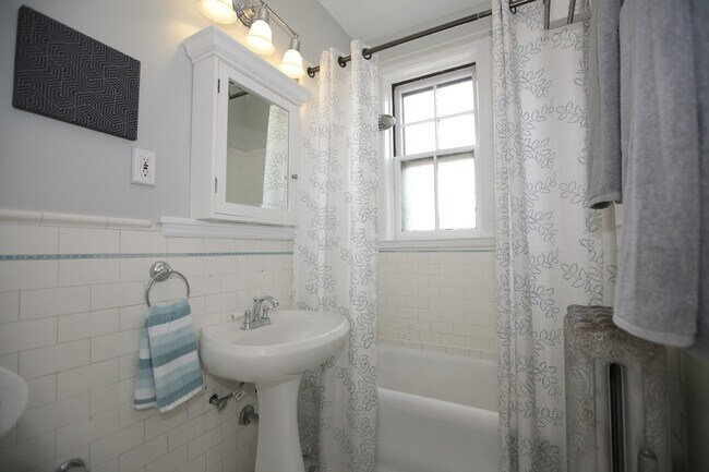 Building Photo - 438 W Surf St