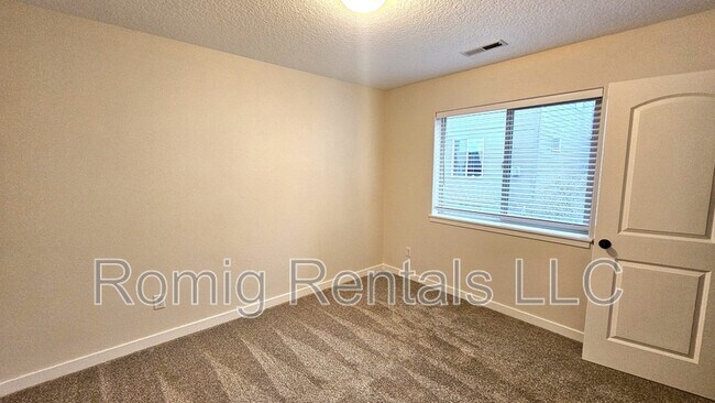 Building Photo - 1403 NE 71st Dr