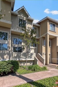 Building Photo - 3 bedroom 2.5 bath townhome with multiple levels!