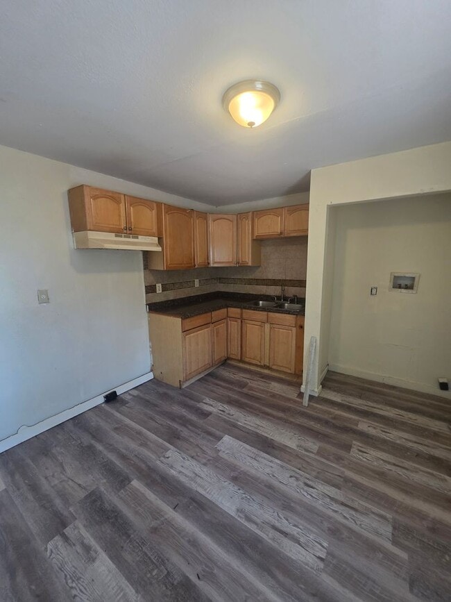 Building Photo - 4BD/1 BA nicely updated home