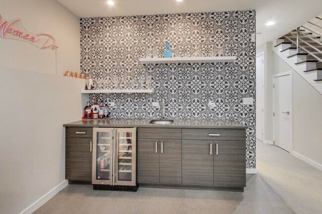 Building Photo - 1632 W Ohio St