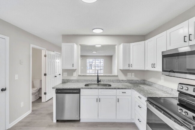 Building Photo - 2 Bedroom, 1.5 Bathroom Townhome – Granite Counters & Open Floor Plan $1400/mo rent