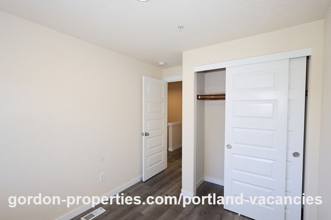Building Photo - SE 121st Ave- 3 bedroom townhome with gas fireplace
