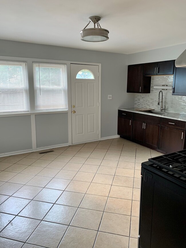 Building Photo - 822 Colonial Dr