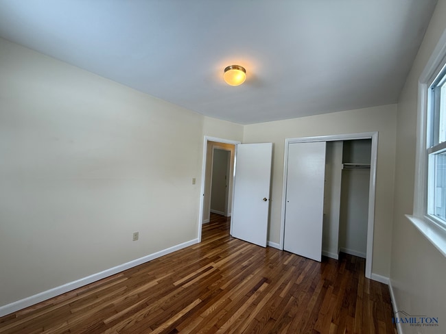 Building Photo - 4332 E Lake Rd