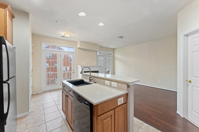 Building Photo - Commuter's Dream! Stylish 3-Bedroom Condo ...