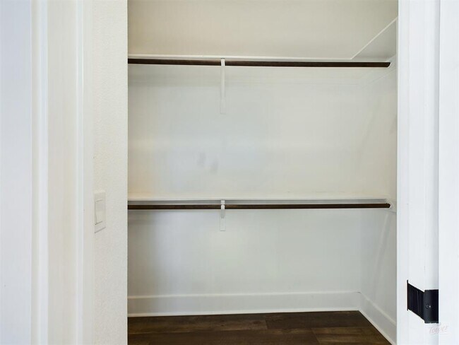 Building Photo - 1402 W 51st St