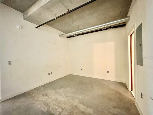 Building Photo - 1212 E Whiting St