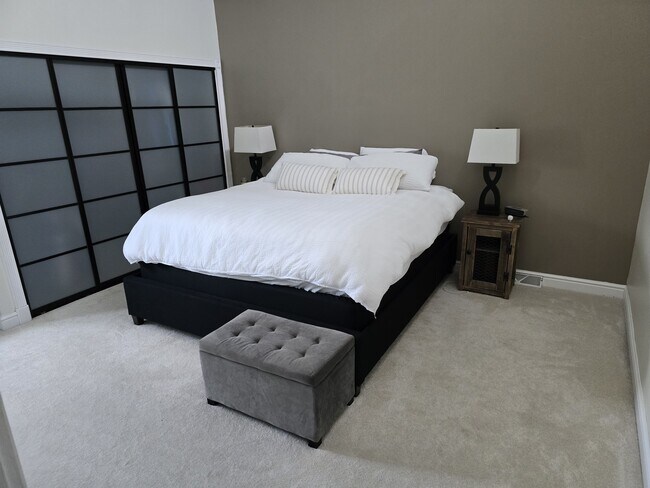 Building Photo - 5580 Creek Run Dr