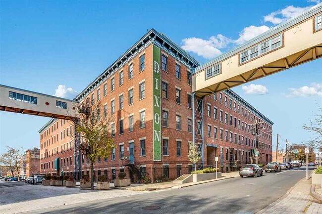 Building Photo - 341 Monmouth St