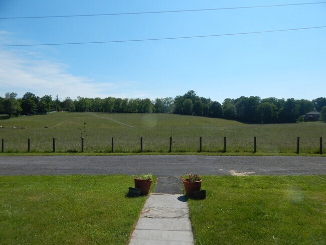 Building Photo - 300 Monticello Ln