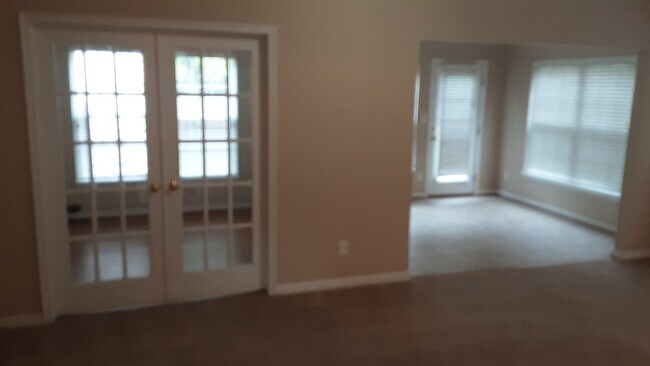 Building Photo - Beautiful three bedroom two-and-a-half bat...