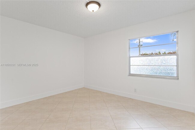 Building Photo - 1400 SW 124th Terrace