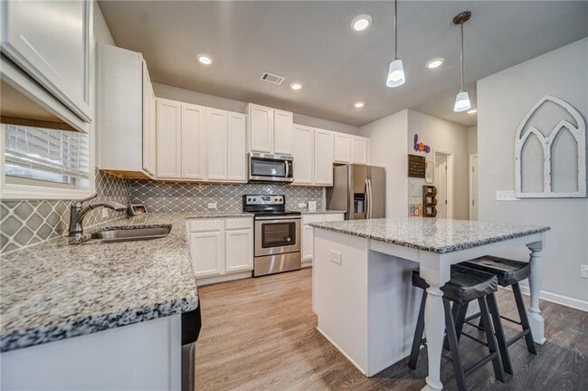 Building Photo - 7661 Silk Tree Pointe