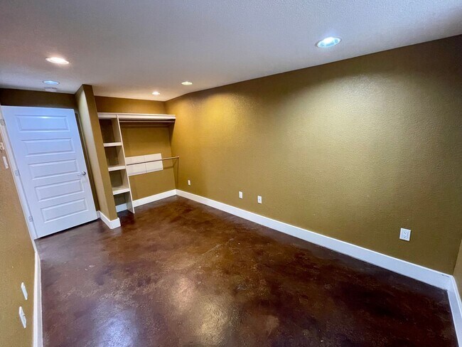 Building Photo - 1104 Columbine Ct