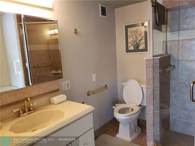 Building Photo - 511 Bayshore Dr