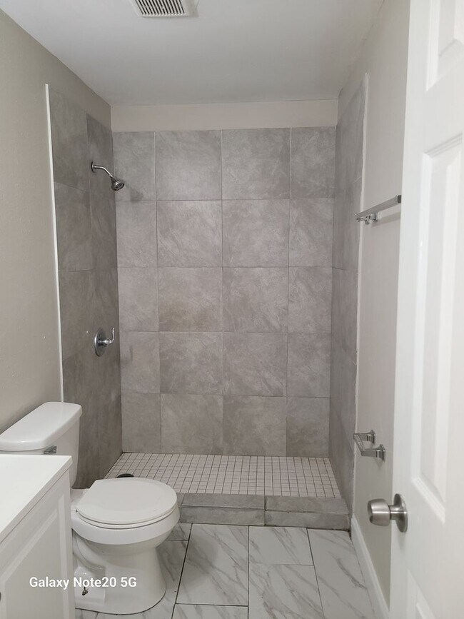 Building Photo - FOR RENT!! CUTE AND CHARMING 2 BEDROOM 1 BATH END UNIT TRIPLEX FOR RENT (MOVE IN SPECIAL)...