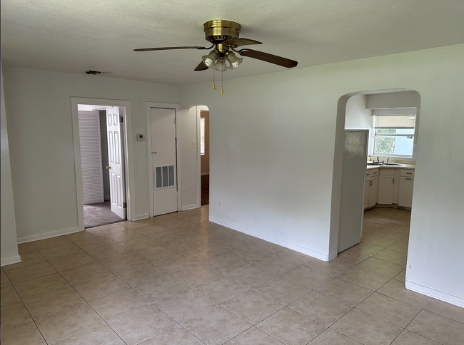 Building Photo - Winter Park Corner Lot