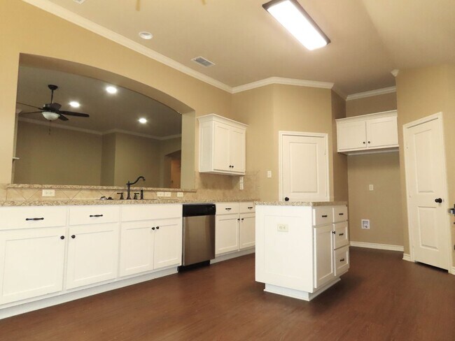 Building Photo - Lindale, Gorgeous 4 Bedroom, 2 Bath Home!
