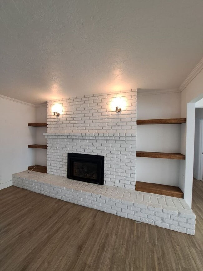 Building Photo - Beautiful 6-Bedroom Home with Pool & Outdo...