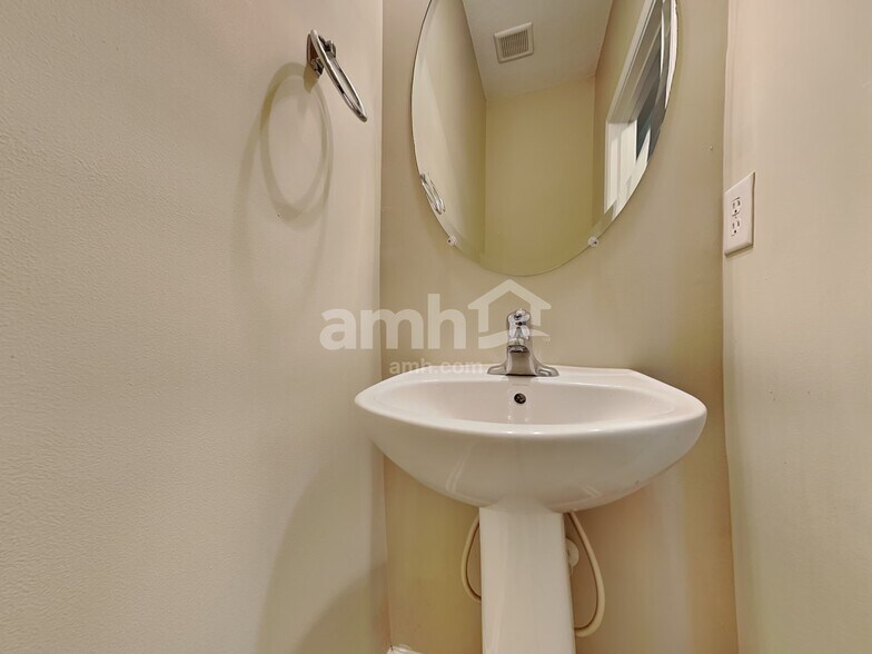 Building Photo - 696 Winners Cir