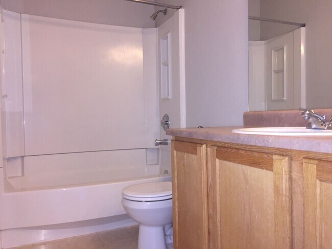Building Photo - Spacious 4 Bedroom Home