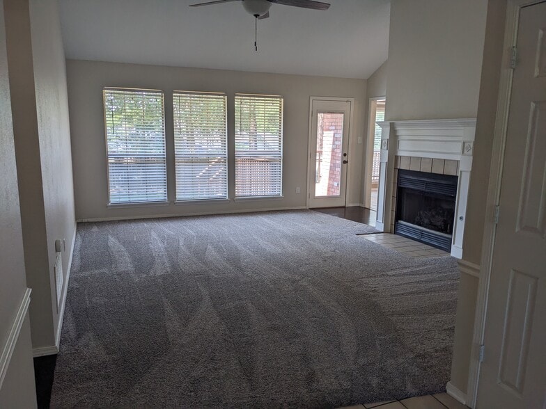 Living - 3513 Glen Flora Way