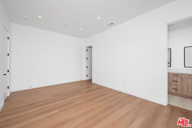 Building Photo - 726 Robinson St