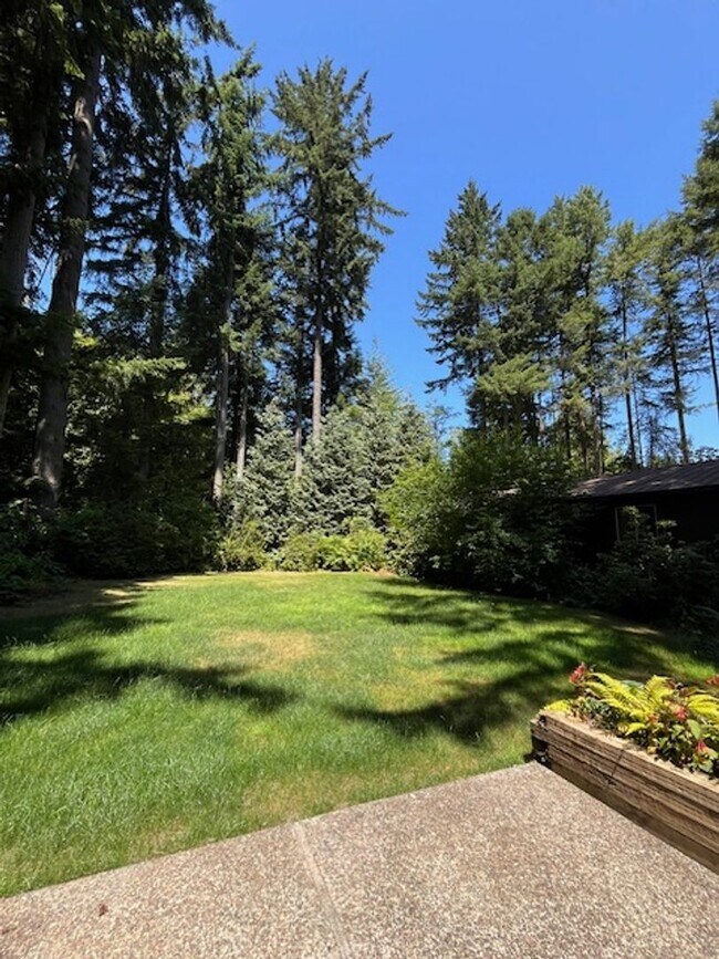 Building Photo - Spacious Country Home on Nearly 2 Acres!