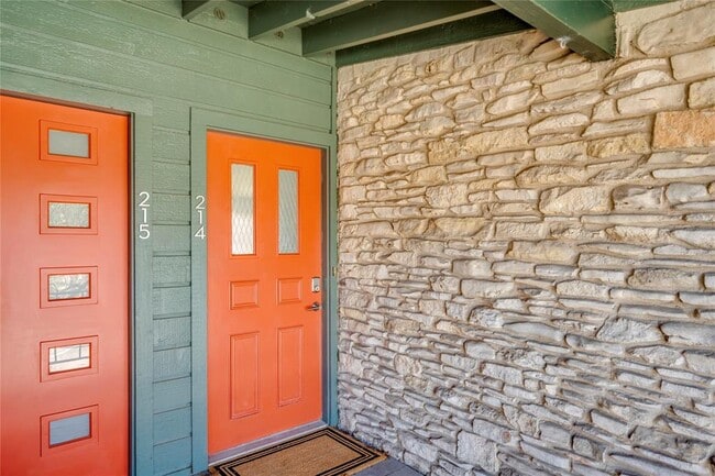 Building Photo - 1304 Mariposa Dr