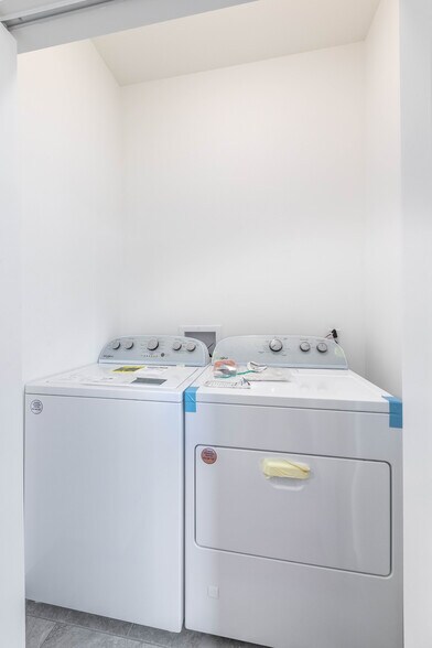 Building Photo - 914 W 19th Plz